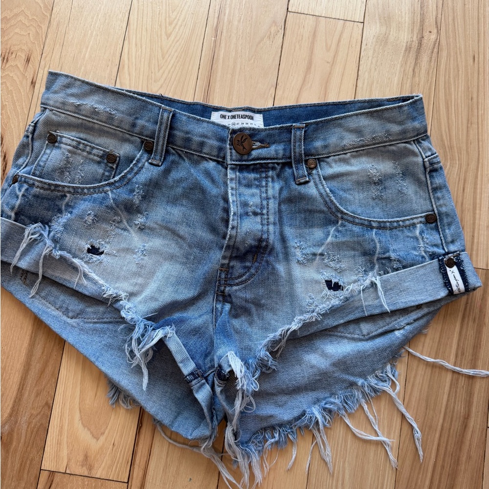 OneTeaspoon Bandits denim shorts! Size 26!